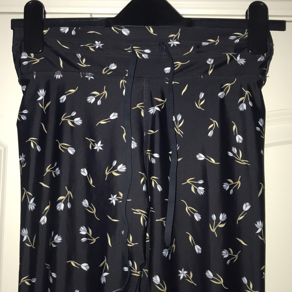 The Upside Floral High Waisted midi Leggings tulip - Picture 6 of 7